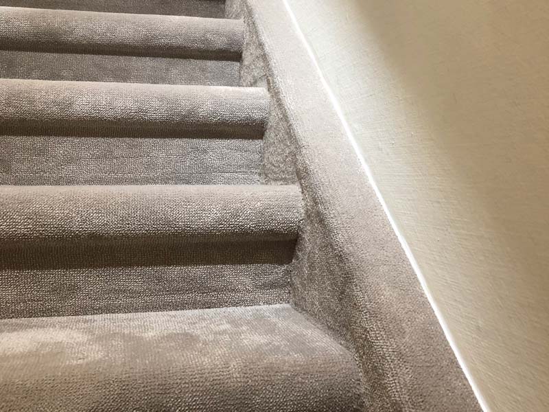 Verlegen von Teppichböden und Treppen mit Teppichboden